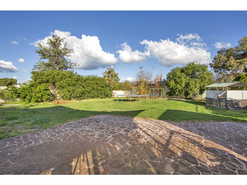 2 Laurel Street, Kootingal NSW 2352