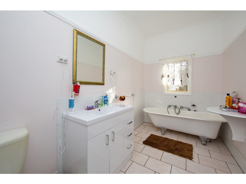 2 Laurel Street, Kootingal NSW 2352