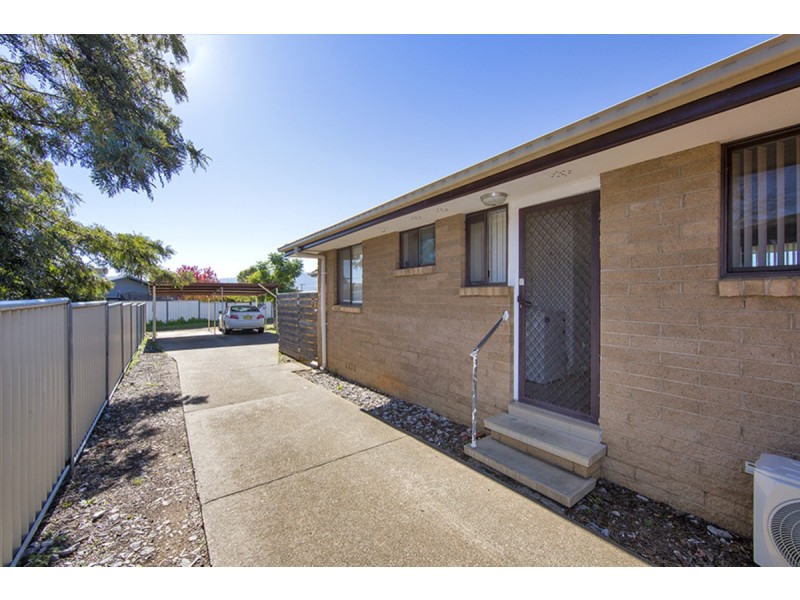 2/4 Woodstock Street, Tamworth NSW 2340