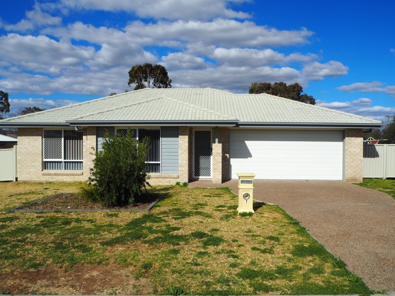 7 McKinlay Place, Tamworth NSW 2340