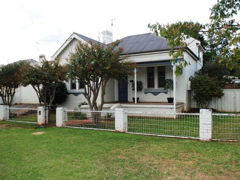 8 Raglan Street, Tamworth NSW 2340