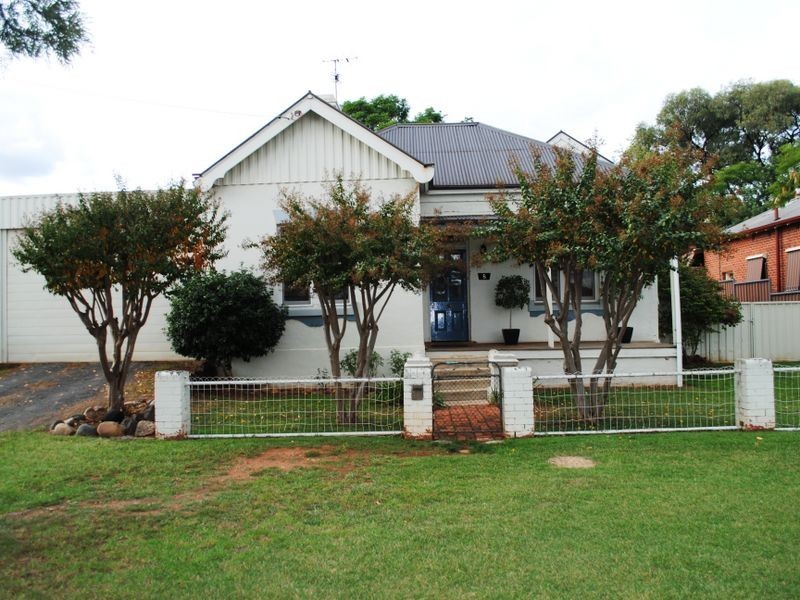 8 Raglan Street, Tamworth NSW 2340