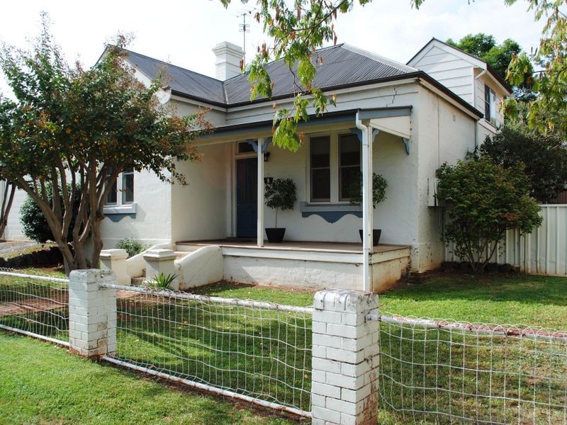 8 Raglan Street, Tamworth NSW 2340
