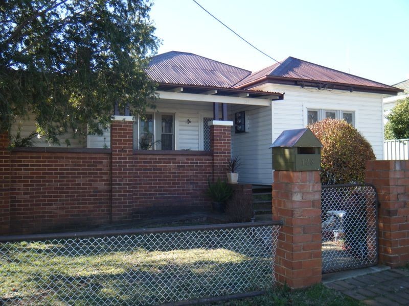 128 Piper Street, Tamworth NSW 2340