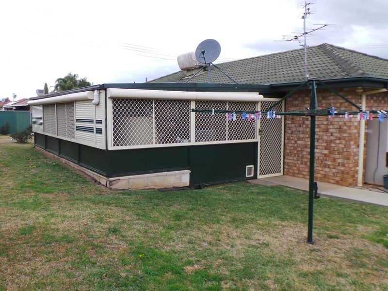 1 Marshall Place (27 Macgregor Street), Tamworth NSW 2340