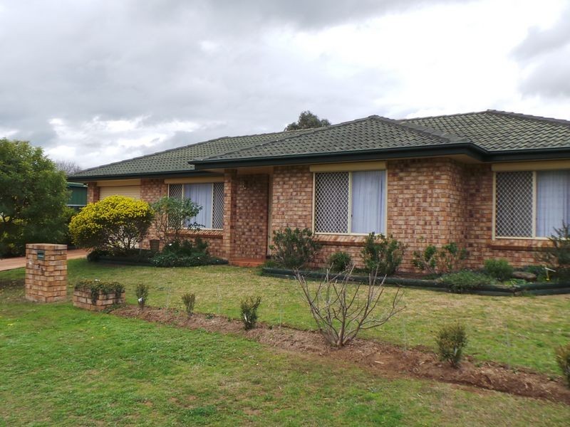 1 Marshall Place (27 Macgregor Street), Tamworth NSW 2340