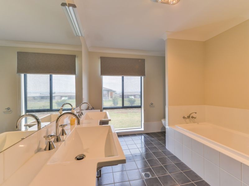 15 Landsborough Close, Westdale NSW 2340