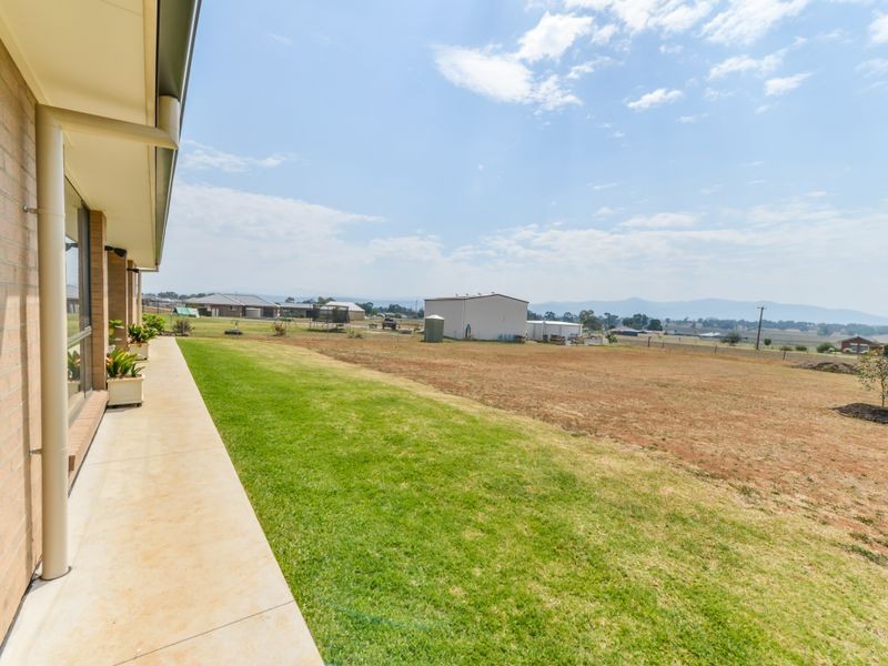 15 Landsborough Close, Westdale NSW 2340