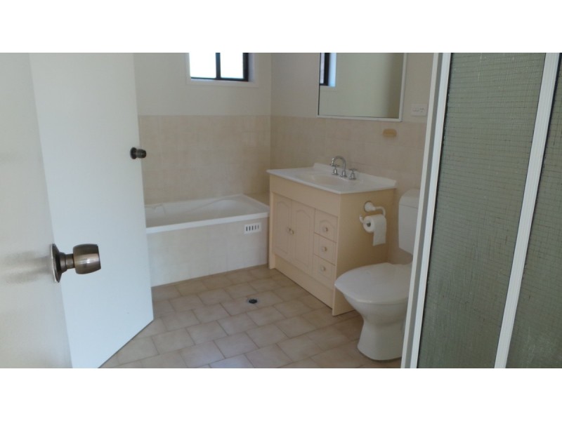 2/12 Illoura Street, Tamworth NSW 2340