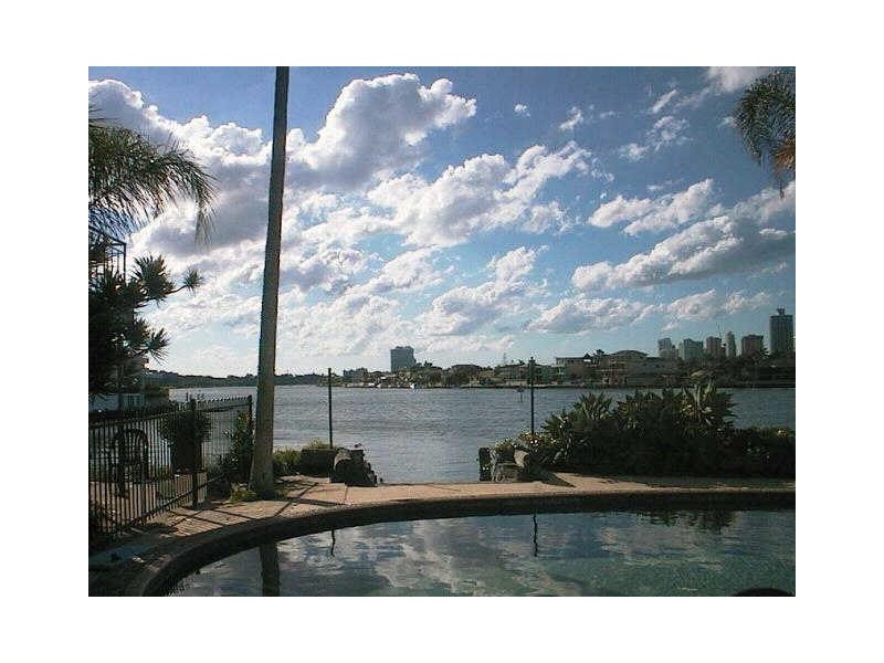 2/107 Stanhill Drive, Chevron Island QLD 4217