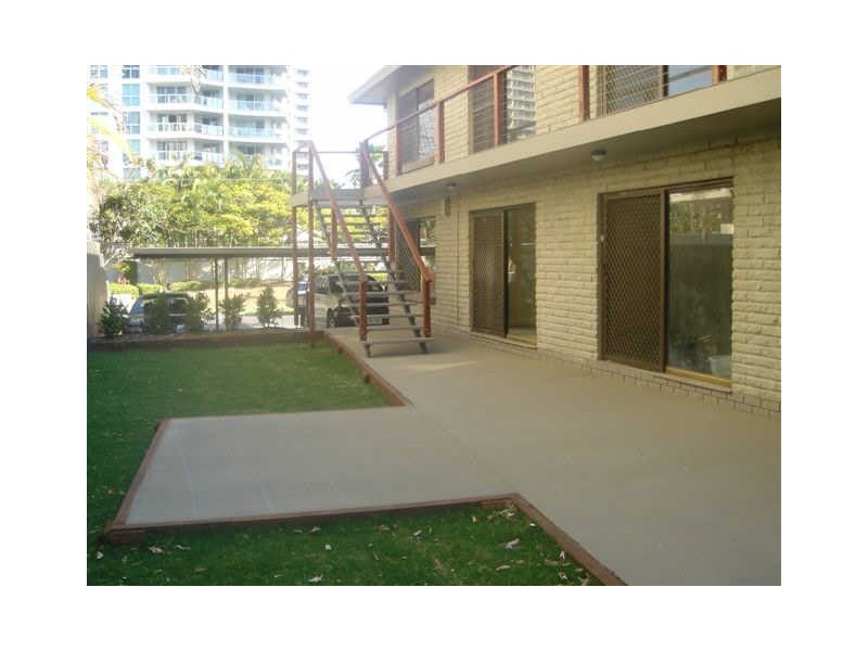 2/9 Cronin Avenue, Main Beach QLD 4217