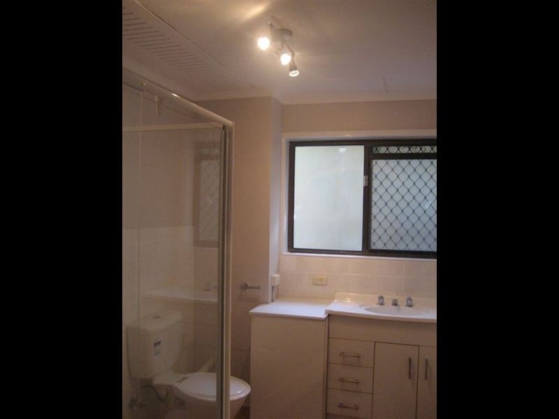 2/9 Cronin Avenue, Main Beach QLD 4217