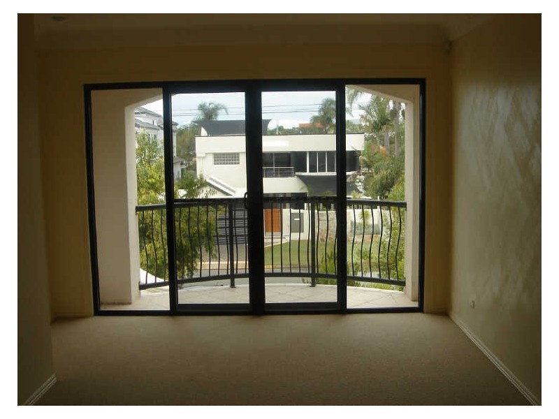 2/214 Stanhill Drive, Chevron Island QLD 4217