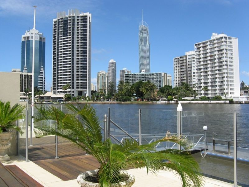 2/287 Stanhill Drive, Chevron Island QLD 4217