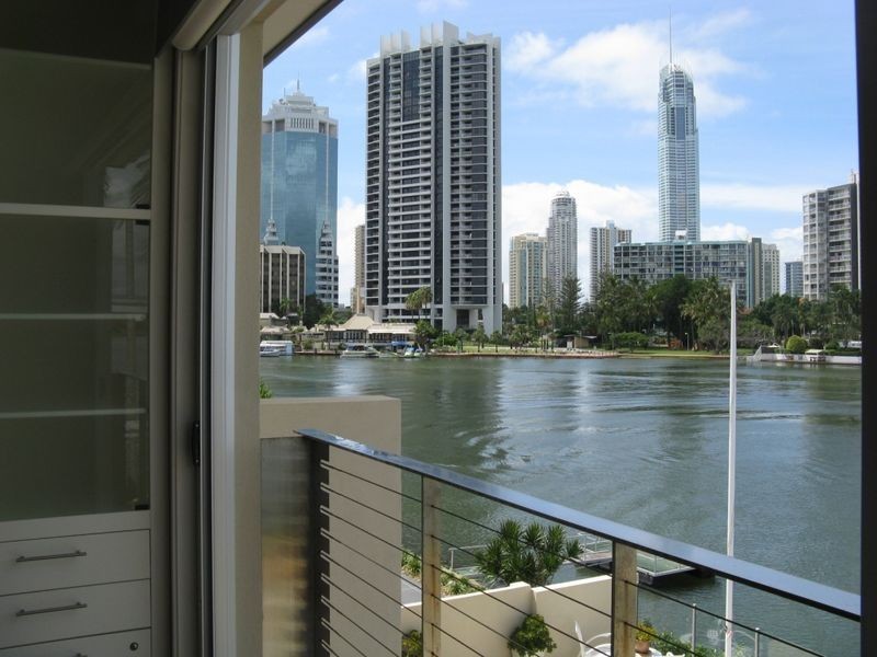 2/287 Stanhill Drive, Chevron Island QLD 4217