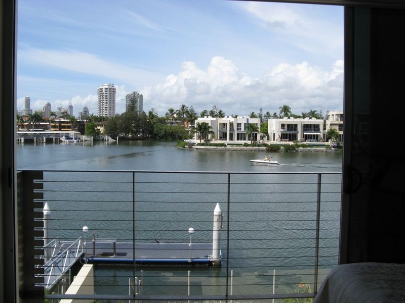 2/287 Stanhill Drive, Chevron Island QLD 4217