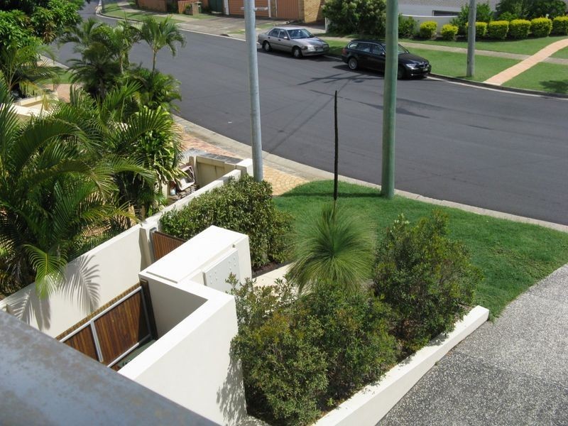 2/287 Stanhill Drive, Chevron Island QLD 4217