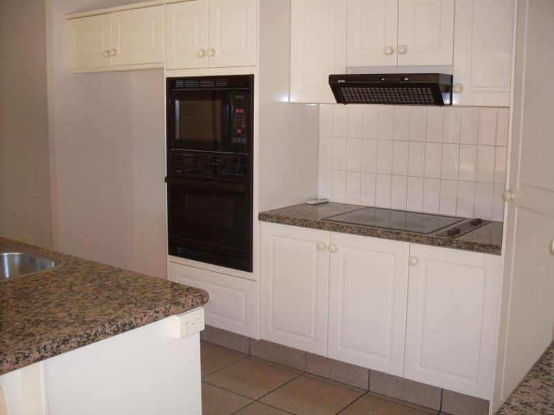 10 Tristan Court, Benowa QLD 4217