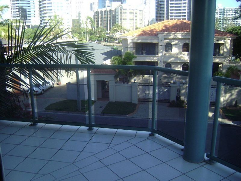 8 Tarcoola Crescent, Chevron Island QLD 4217