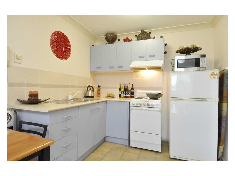 18/7 Illawong Street, Chevron Island QLD 4217