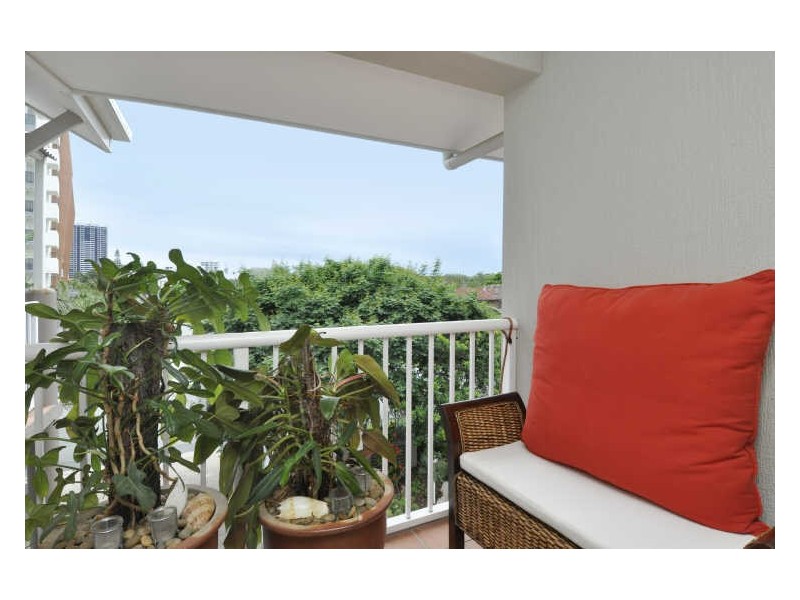 18/7 Illawong Street, Chevron Island QLD 4217