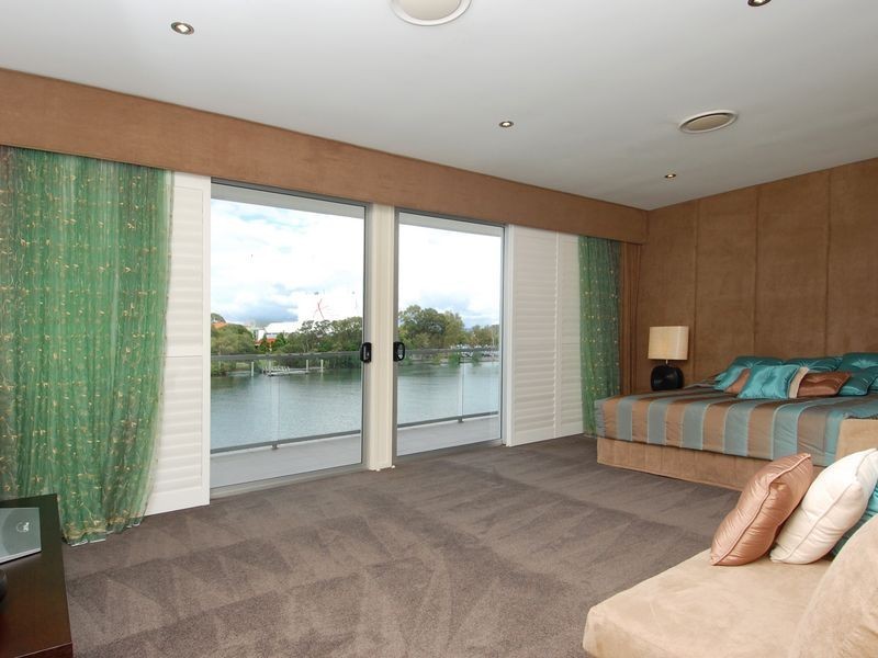 219 Stanhill Drive, Chevron Island QLD 4217