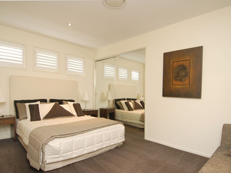 219 Stanhill Drive, Chevron Island QLD 4217