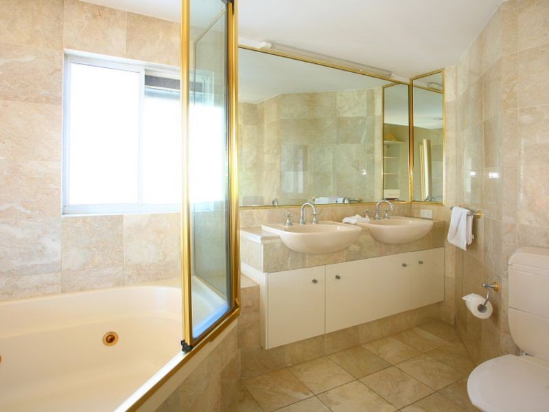 19 Riverview Pararde, Surfers Paradise QLD 4217
