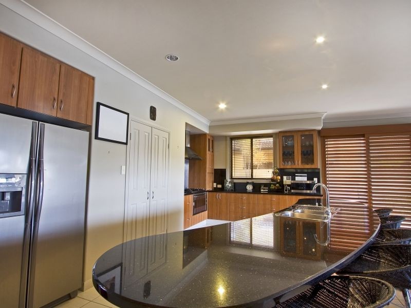 68 Edinburgh Rd, Benowa Waters QLD 4217