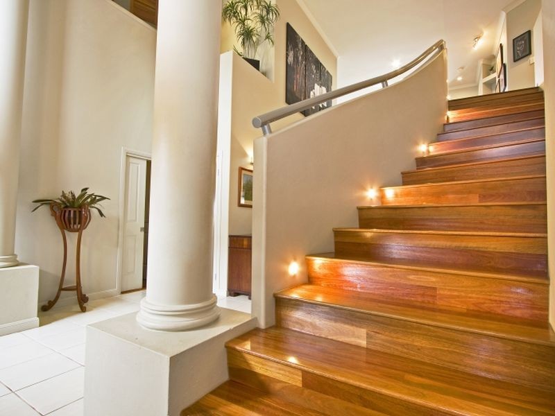 68 Edinburgh Rd, Benowa Waters QLD 4217