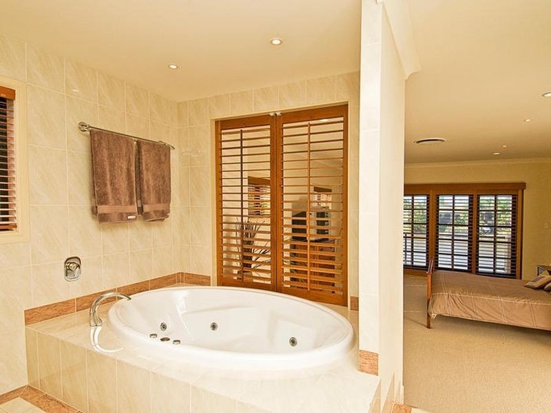 68 Edinburgh Rd, Benowa Waters QLD 4217