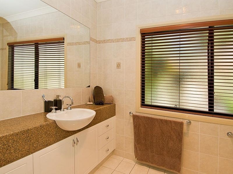 68 Edinburgh Rd, Benowa Waters QLD 4217