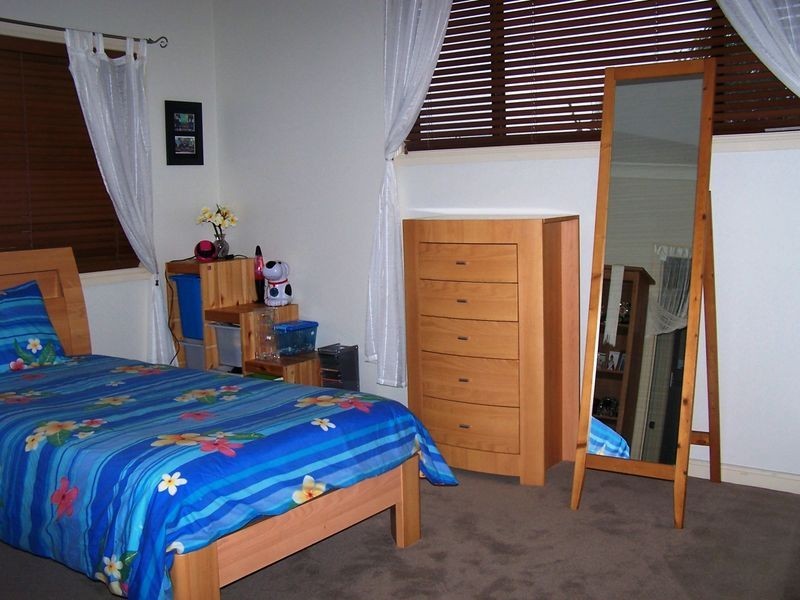 68 Edinburgh Rd, Benowa Waters QLD 4217