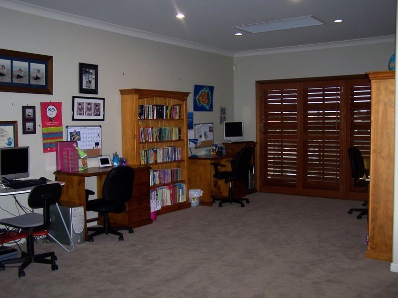 68 Edinburgh Rd, Benowa Waters QLD 4217