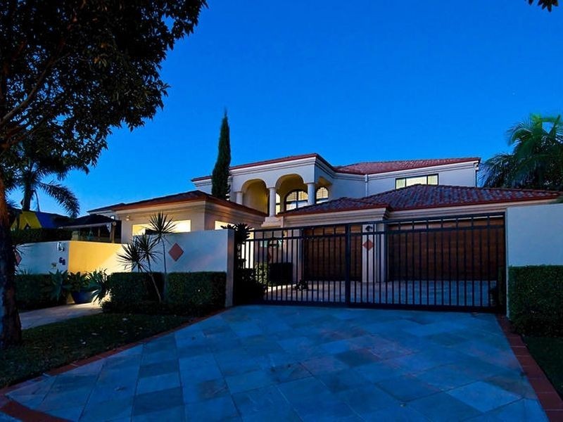 68 Edinburgh Rd, Benowa Waters QLD 4217