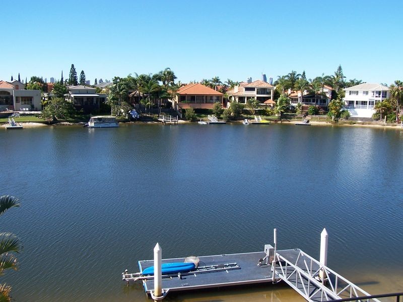 68 Edinburgh Rd, Benowa Waters QLD 4217