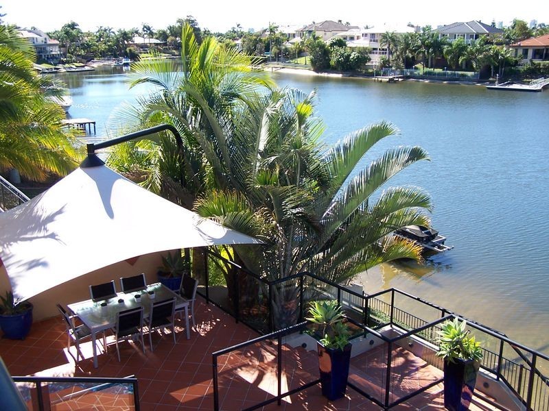 68 Edinburgh Rd, Benowa Waters QLD 4217