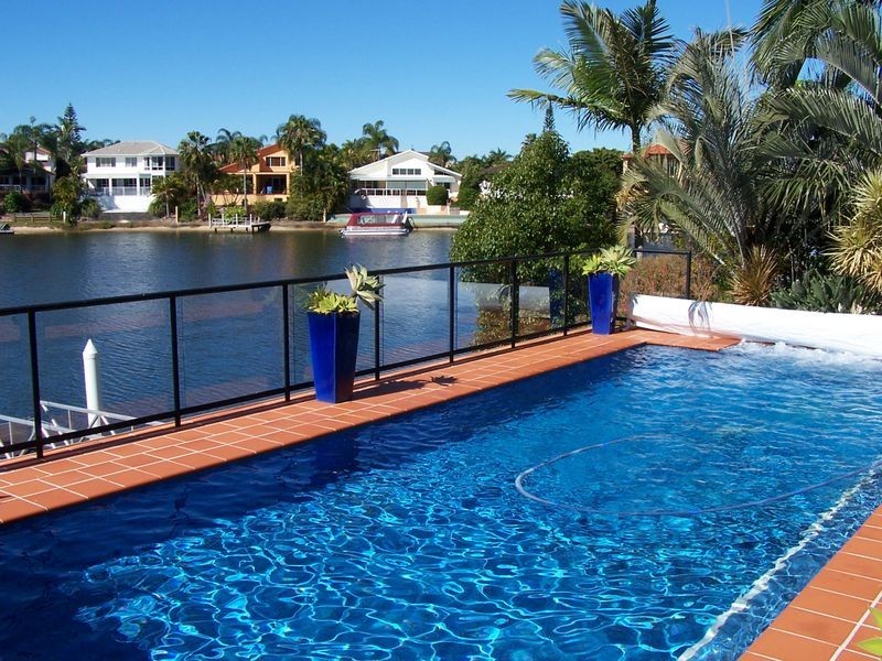 68 Edinburgh Rd, Benowa Waters QLD 4217