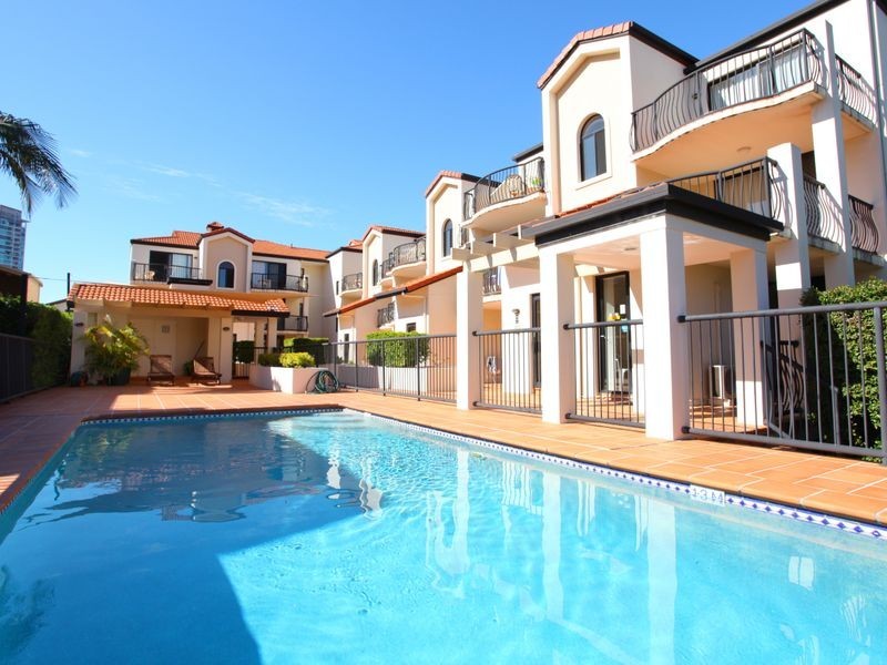 33 Lenneberg Street, Southport QLD 4215