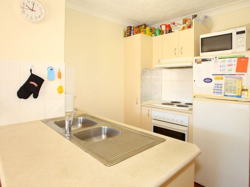 33 Lenneberg Street, Southport QLD 4215