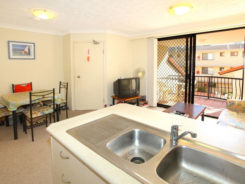 33 Lenneberg Street, Southport QLD 4215