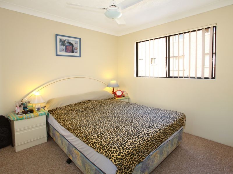 33 Lenneberg Street, Southport QLD 4215