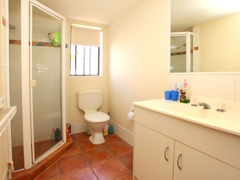 33 Lenneberg Street, Southport QLD 4215