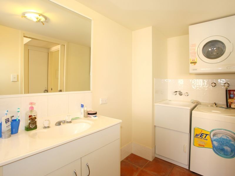 33 Lenneberg Street, Southport QLD 4215