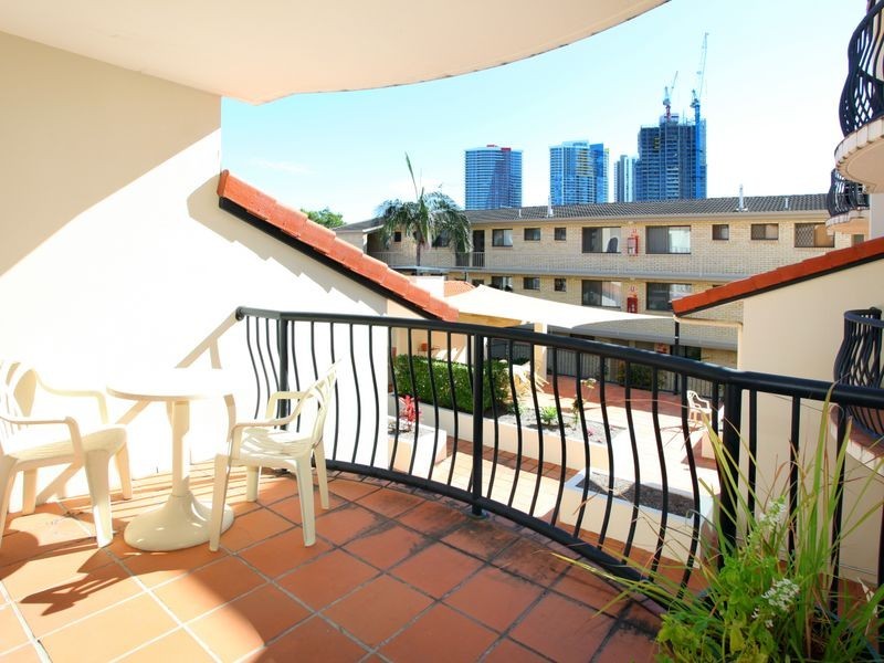 33 Lenneberg Street, Southport QLD 4215