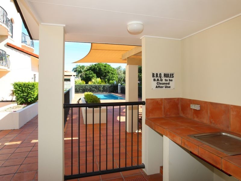 33 Lenneberg Street, Southport QLD 4215