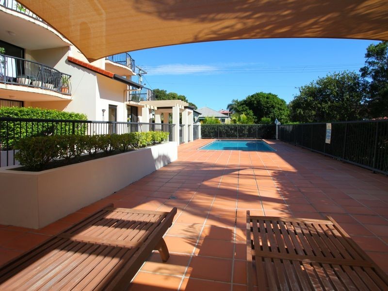 33 Lenneberg Street, Southport QLD 4215