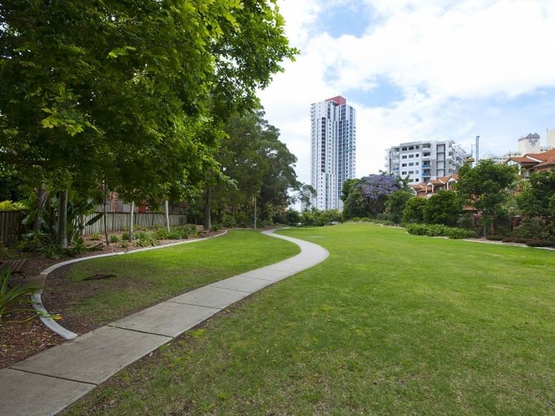 4/61 Bauer Street, Southport QLD 4215