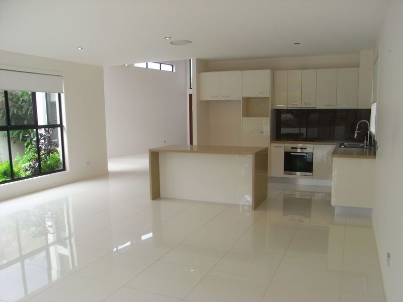 Villa 2/7026 Circa Vista Drive, Benowa QLD 4217