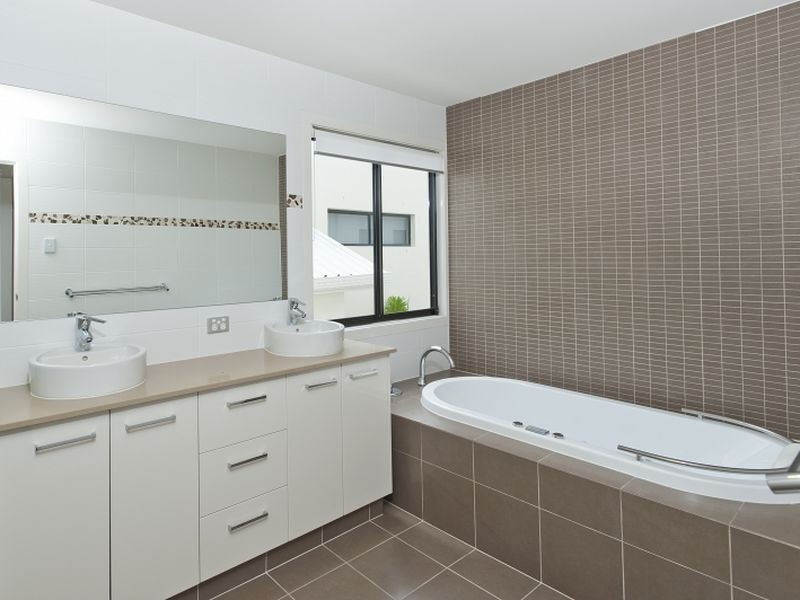 Villa 2/7026 Circa Vista Drive, Benowa QLD 4217